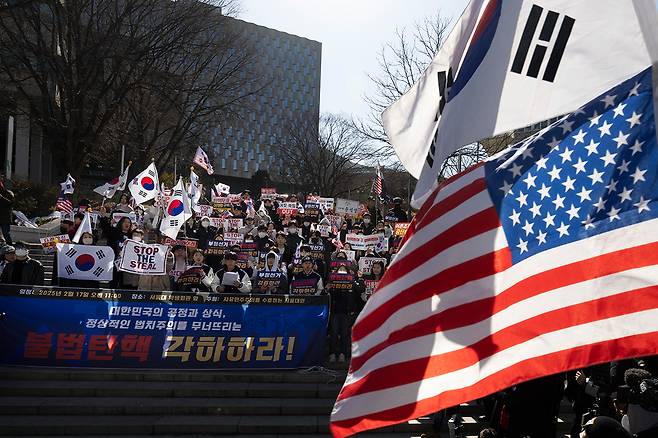2월17일 서울대에서 보수단체 회원과 일부 학생들이 탄핵 반대 집회를 열었다. ⓒ시사IN 이명익