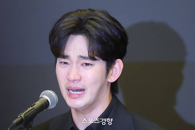 미성년자 교제 의혹을 받고 있는 배우 김수현이 31일 서울 마포구 스탠포드 호텔에서 고 김새론씨와 관계에 대한 입장을 밝히고 있다. 2025.03.31 한수빈 기자