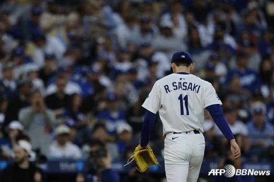 실망감에 고개를 떨구고 강판되는 사사키. /AFPBBNews=뉴스1