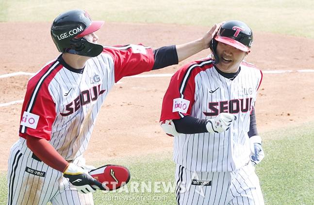 2025 신한 SOL Bank KBO리그 LG 트윈스 대 롯데 자이언츠 경기가 23일 잠실야구장에서 열렸다.  LG 문보경(오른쪽)이 1회말 2사 2루에서 선제 2점 홈런을 날린 후 홍창기의 환영을 받으며 홈인하고 있다. /사진=김진경 대기자