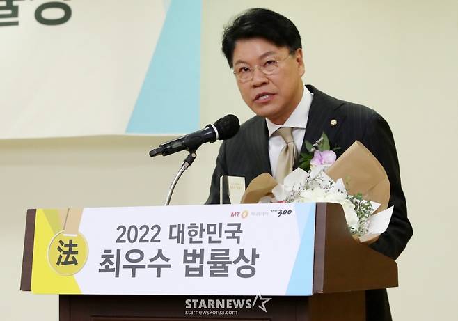 국민의힘 장제원 의원이 15일 서울 국회의원회관에서 열린 머니투데이 주최 '2022 대한민국 최우수 법률상' 시상식에서 상을 수상한 뒤 박종면 머니투데이 대표와 기념촬영을 하고 있다. /사진=김휘선 기자 hwijpg@