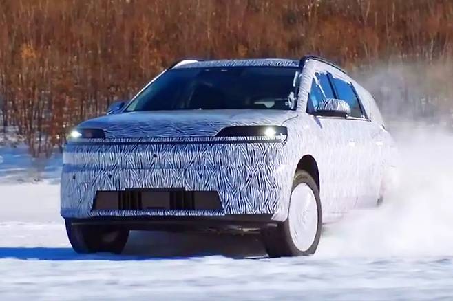 현대차 새로운 전기 SUV 티저