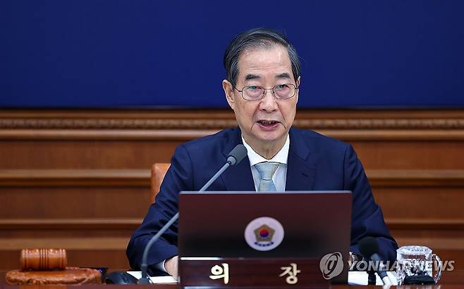 국무회의 발언하는 한덕수 권한대행 (서울=연합뉴스) 홍해인 기자 = 한덕수 대통령 권한대행 국무총리가 1일 정부서울청사에서 열린 국무회의에서 발언하고 있다. 2025.4.1 [대통령실통신사진기자단] hihong@yna.co.kr