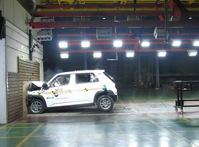 지난해 진행된 KNCAP 안전도 평가 정면충돌 실험 장면 [한국교통안전공단 제공. 재판매 및 DB 금지]