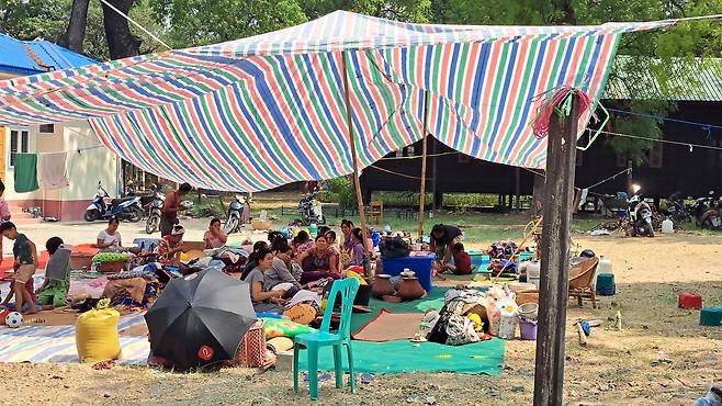 천막에서 생활하는 미얀마 만달레이 주민들 (만달레이=연합뉴스) 박의래 특파원 = 31일 강진으로 집을 잃은 미얀마 만달레이 주민들이 천막 아래서 생활하고 있다. 2025.4.1 laecorp@yna.co.kr