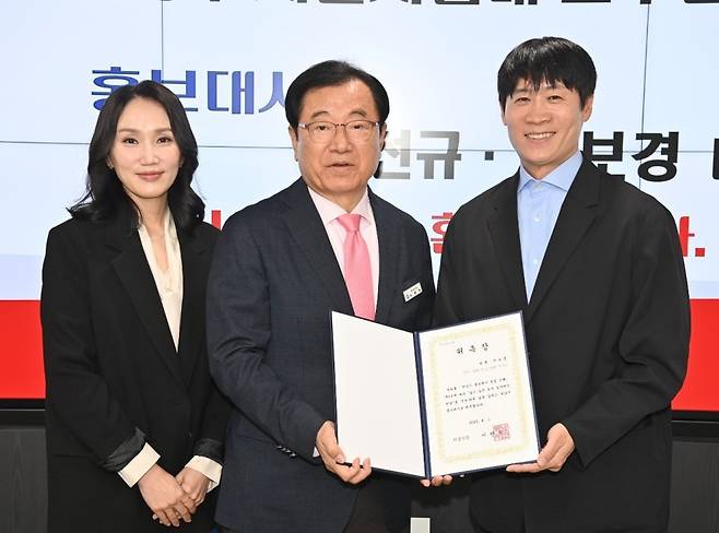 하남시 홍보대사로 위촉된 배우 진선규(오른쪽)·박보경(왼쪽) 부부 [하남시 제공. 재판매 및 DB 금지]