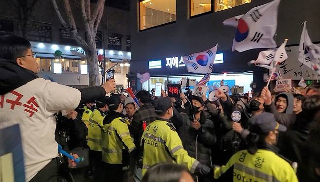 1일 저녁 서울 종로구 인사동길 앞에서 탄핵 찬반 측이 맞닥뜨려 대치하는 모습 [촬영 이영섭]