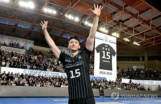 문성민 은퇴식 (서울=연합뉴스) 20일 천안 유관순체육관에서 열린 도드람 2024-2025 V리그 남자부 현대캐피탈과 OK저축은행의 경기. 현대캐피탈 문성민이 은퇴식에서 인사하고 있다. 2025.3.20 [한국배구연맹 제공. 재판매 및 DB 금지] photo@yna.co.kr