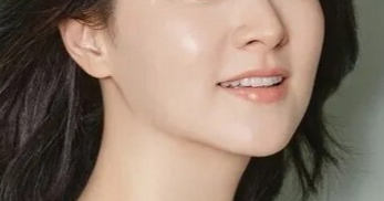 오른쪽 45도를 바라보고있는 광택있는 피부의 여성