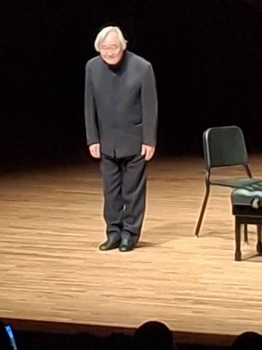 모차르트 Program II 연주회후에 관객들의 환호에 답하고 있는 피아니스트 백건우.&nbsp;