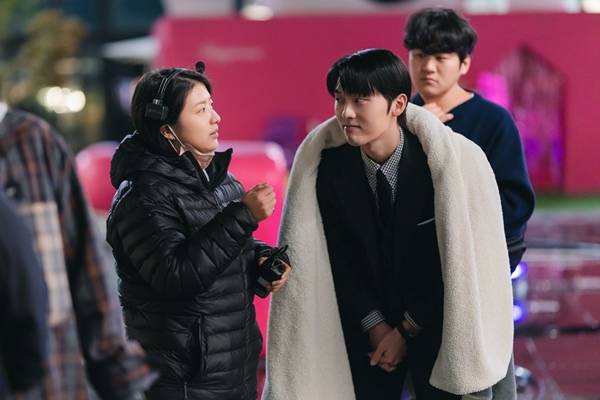 tvN 월화드라마 '그놈은 흑염룡'의 이수현 감독(사진 왼쪽)./사진=tvN