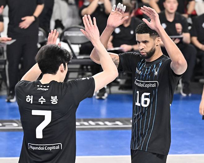 레오(오른쪽)와 허수봉. 사진 | 한국배구연맹