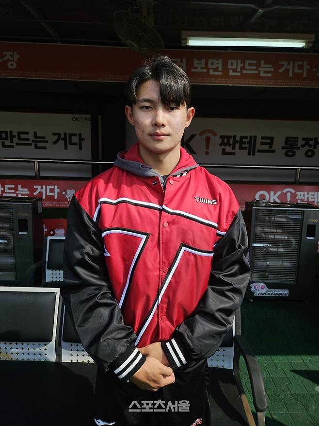 LG 김영우가 9일 수원케이티위즈파크에서 열린 KT와 시범경기에 앞서 취재진과 만나 포즈를 취하고 있다. 수원 | 강윤식 기자 skywalker@sportsseoul.com