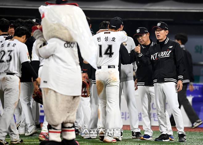 KT가 개막 7연승을 질주하던 선두 LG를 제압했다. 수원 | 최승섭기자 thunder@sportsseoul.com