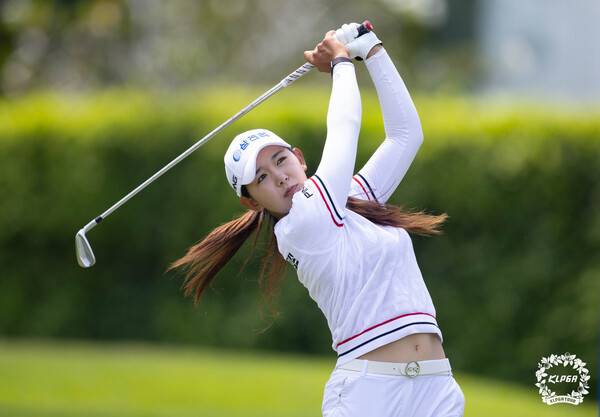 지난 3월 열린 블루캐니언 레이디스 챔피언십 파이널 라운드 2번홀에서 박보겸이 아이언 티샷을 날리는 모습. 사진┃KLPGA