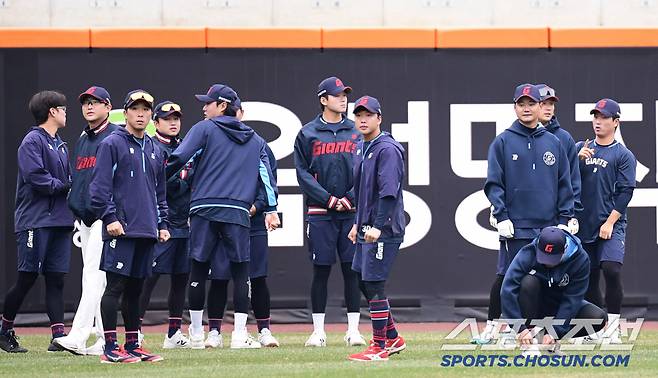 외야에서 몸을 풀고 있는 롯데 선수들.