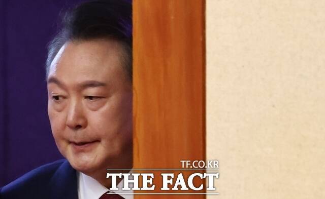 윤석열 대통령이 지난달 13일 서울 종로구 헌법재판소에서 열린 '윤석열 대통령 탄핵심판 8차 변론'에 출석하고 있다. 2025.2.13 사진공동취재단