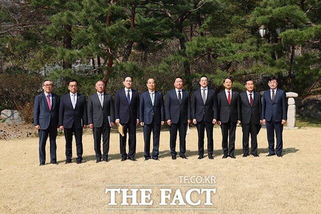 조태열 외교부 장관(왼쪽부터), 최상목 경제부총리 겸 기획재정부 장관, 정의선 현대차그룹 회장, 이재용 삼성전자 회장, 한덕수 대통령 권한대행, 최태원 SK그룹 회장, 구광모 LG그룹 회장, 안덕근 산업통상자원부 장관, 신원식 국가안보실장, 성태윤 대통령실 정책실장이 지난 1일 서울 종로구 삼청동 총리공관에서 열린 경제안보전략TF 회의에 참석하고 있다. /총리실