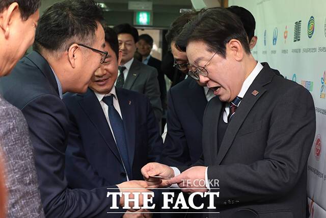 참석자들과 인사하는 이재명 대표(오른쪽).