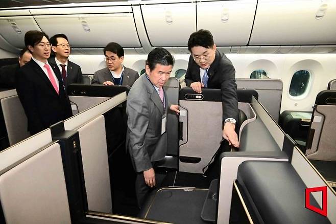 조원태 한진그룹 회장과 제임스 김 주한미국상공회의소 회장 등이 3월 11일 오후 서울 강서구 대한항공 본사 격납고에서 열린 ‘라이징 나이트(Rising Night)’ 행사에서 새 CI를 입힌 보잉 787-10 항공기 내부를 살펴보고 있다. 공항사진기자단