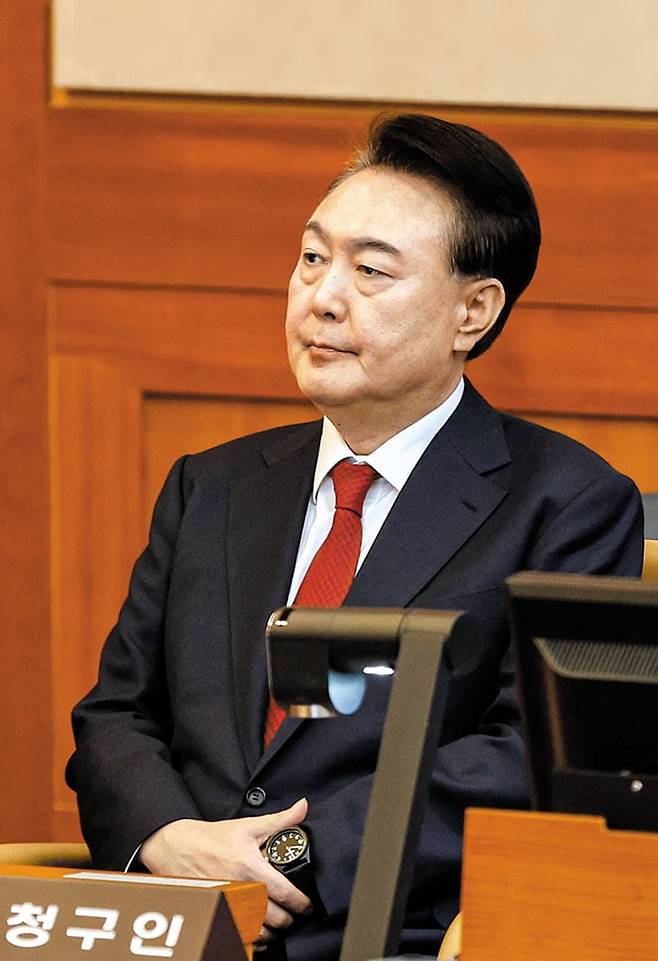 윤석열 대통령이 지난 2월 11일 서울 종로구 헌법재판소에서 진행된 자신에 대한 탄핵 심판 7차 변론기일에 출석해 피청구인석에 앉아 있다. /사진공동취재단