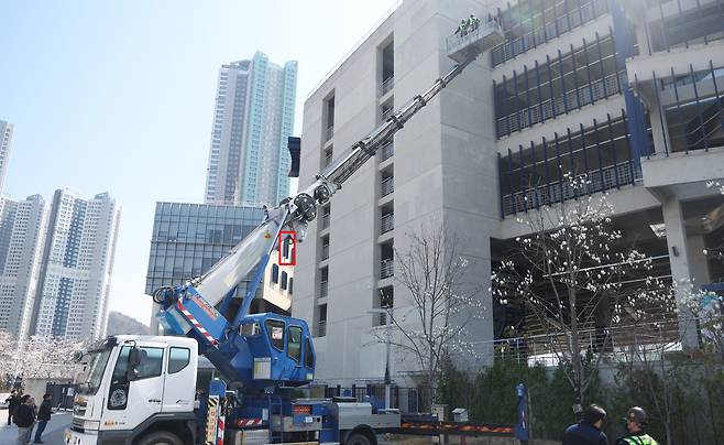 지난 1일 NC구단이 고용한 사설 안전 점검 업체가 구조물 추락 사고가 발생한 NC 파크 외부 구조물에 대한 긴급 안전 점검을 벌이고 있다. /연합뉴스