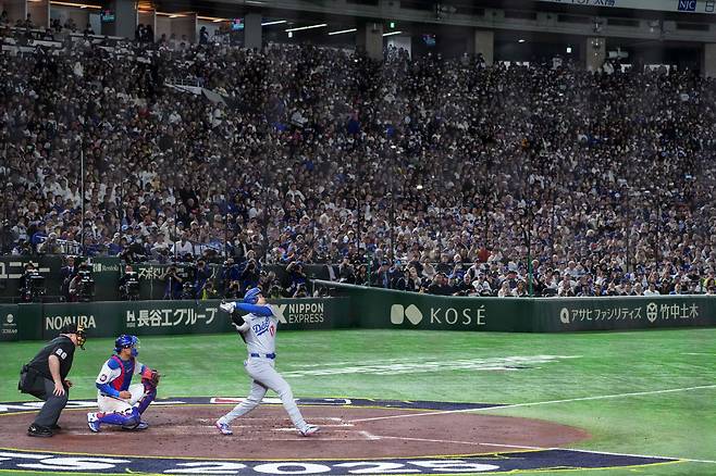 3월 18일 일본 도쿄돔에서 열린 LA 다저스와 시카고 컵스의 2025 메이저리그 개막전에서 오타니 쇼헤이가 타격하고 있다. / AFP 연합뉴스