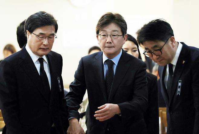 2일 오후 부산 해운대구 해운대백병원 장례식장에 차려진 장제원 전 국회의원 빈소에 유승민 전 의원이 조문한 뒤 빈소를 나서고 있다./연합뉴스