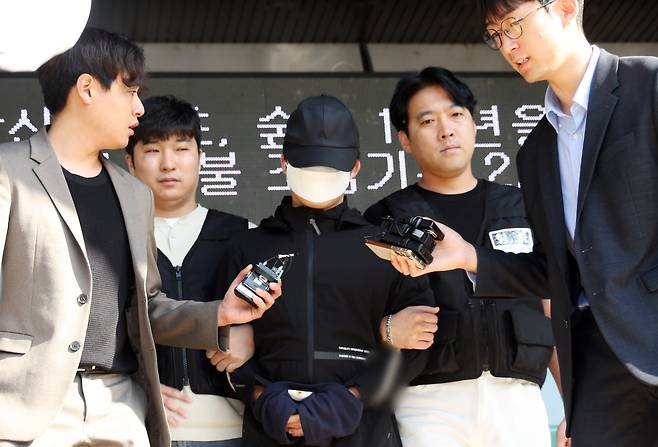 ‘강남역 연인 살해’ 피의자인 의대생 최 모(26)씨가 지난해 5월 14일 오전 서울 서초구 서초경찰서에서 검찰로 구속송치되고 있다. /뉴스1