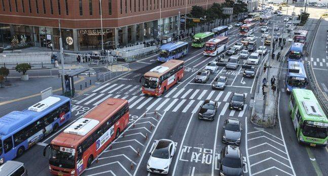 서울 중구 서울역버스환승센터에서 광역버스들이 이동하고 있다. ⓒ 뉴시스