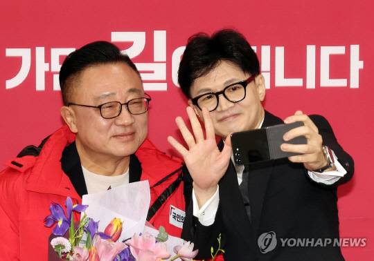 지난 2024년 1월22일 국민의힘 한동훈 당시 비상대책위원장이 국회 본청에서 인재영입 환영식을 열고 '갤럭시 신화' 주역인 고동진 전 삼성전자 사장(현 국회의원)과 셀카를 촬영하고 있다. 한 비대위원장은 이때 아이폰 대신 준비한 갤럭시를 꺼내 촬영했다.<연합뉴스 사진>