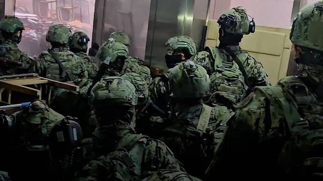 지난해 12월 3일 윤석열 대통령이 긴급 대국민 담화를 통해 비상계엄령을 발표한 가운데 4일 서울 여의도 국회 내부로 계엄군이 진입하고 있다. /사진=연합뉴스