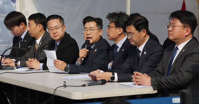 더불어민주당 박찬대 원내대표가 지난 1일 서울 광화문 앞 민주당 천막당사에서 열린 원내대책회의에서 발언하고 있다. 연합뉴스