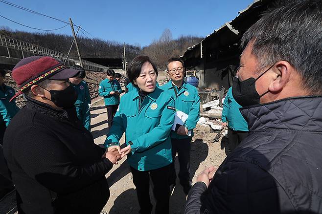 송미령 농림축산식품부 장관이 경북 의성 소재 과수·축산 농가를 찾아 농가 위로 및 피해 상황을 점검하고 있다. 2025.3.30 (사진=농림축산식품부)