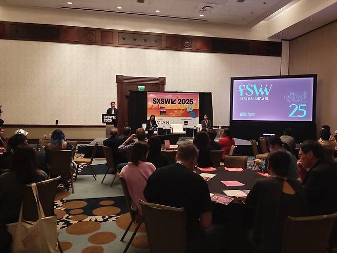 오스틴시 힐튼호텔에서 열린 ‘페스티벌 시월 콘퍼런스’에서 성희엽 부산시 정책수석보좌관이 올해 9월21일~10월3일 여는 두번째 페스티벌 시월 주요 내용을 발표하고 있다. 김광수 선임기자