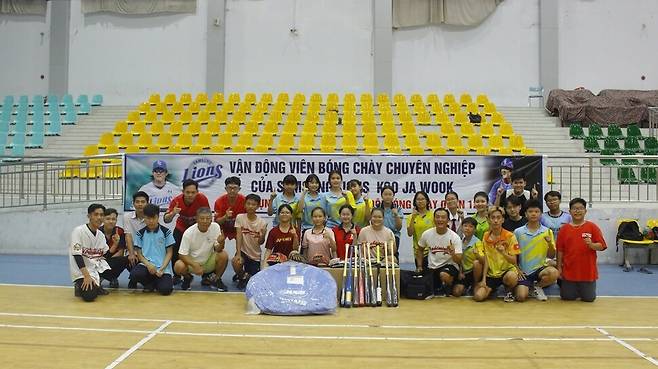 삼성 라이온즈 구자욱으로부터 용품 후원을 받은 베트남 유·소년 야구 선수들. 권동혁 감독 제공