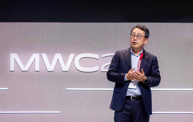 유영상 SK텔레콤 대표가 3월 3일 스페인 바르셀로나에서 열린 MWC25에서 글로벌 텔코 AI 라운드테이블에서 기조연설하고 있다. SK텔레콤 제공