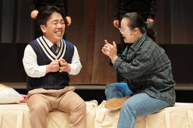 연극 '젤리피쉬'는 저신장장애가 있는 도미닉과 다운증후군이 있는 켈리 역에 당사자성을 반영해 김범진과 백지윤을 캐스팅했다. 한국장애인문화예술원 제공 ⓒ옥상훈