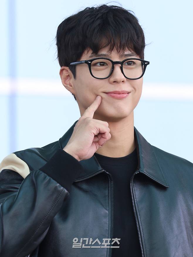 배우 박보검이 26일 오후 해외 일정 참석을 위해 인천국제공항을 통해 싱가포르로 출국하고 있다. 서병수 기자 qudtn@edaily.co.kr /2025.03.26/