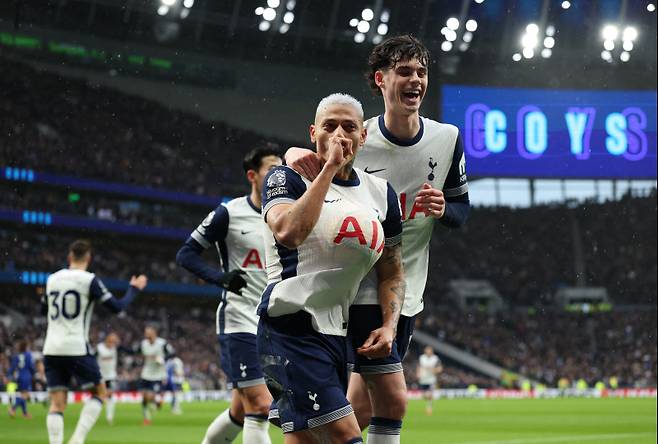 26일 토트넘 홋스퍼 스타디움에서 열린 토트넘과 레스터의 2024~25 EPL 23라운드. 토트넘 히샤를리송(앞)이 선제골을 넣은 뒤 환호하고 있다. 로이터=연합뉴스