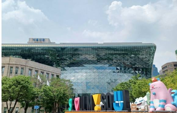 서울시가 그동안 산정기준이 없어 낮은 대가로 적용되거나 대가를 받지 못했던 12개 품목을 우선적으로 발굴해 적정공사비 산정기준을 개발한다. 사진은 서울시청 전경. [사진=연합뉴스]