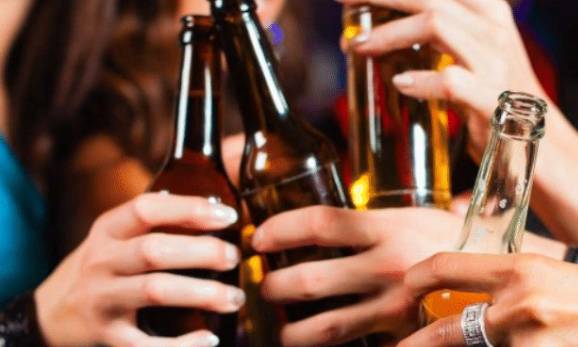 술담배를 하는 청소년은 줄어 들었다. 사진은 본 기사 내용과 무관함. [사진=councilonrecovery]