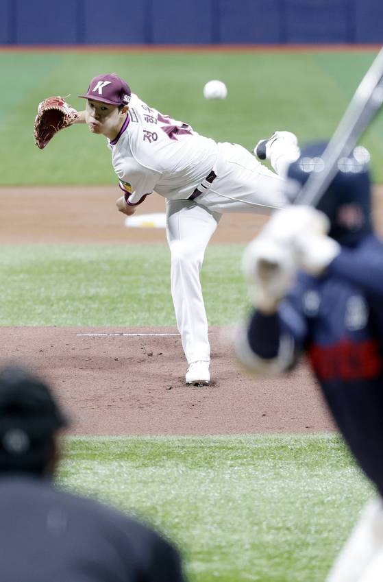 ‘특급 신인’ 정현우는 지난달 26일 프로 데뷔전에서 공 122개를 던지며 선발승을 올렸다. 다음 등판이 예정됐던 1일 경기가 취소되자 키움은 그에게 휴식을 주기로 했다. [뉴시스]