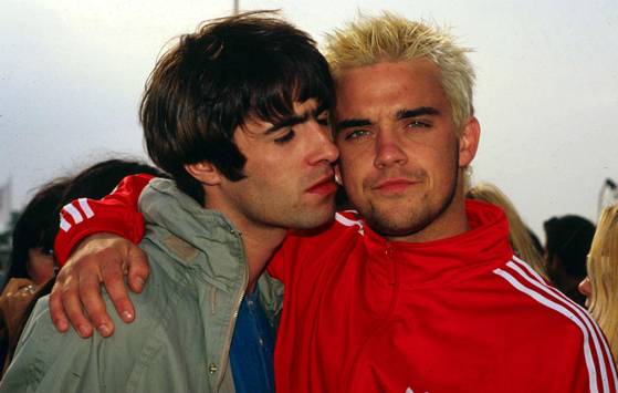 록밴드 오아시스의 프론트맨 리암 갤러거와 포즈를 취한 영국 팝스타 로비 윌리엄스(오른쪽).  사진 찬란