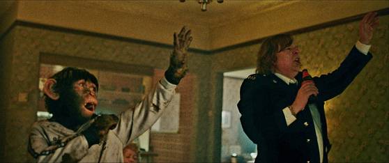 영화 '베러맨'의 한 장면. 어린 로비 윌리엄스(왼쪽)가 아버지와 함께 프랭크 시나트라의 '마이 웨이(My Way)'를 부르고 있다. 사진 찬란