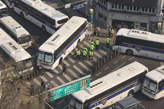 윤석열 대통령 탄핵 선고를 이틀 앞둔 2일 서울 헌법재판소 인근을 경찰이 통제하고 있다. 경찰은 지난 1일 헌재 인근 반경 100ｍ가량을 진공 상태로 만들겠다는 통보를 헌재 앞에서 천막을 치고 농성 중인 단체들에 전달했다. 연합뉴스