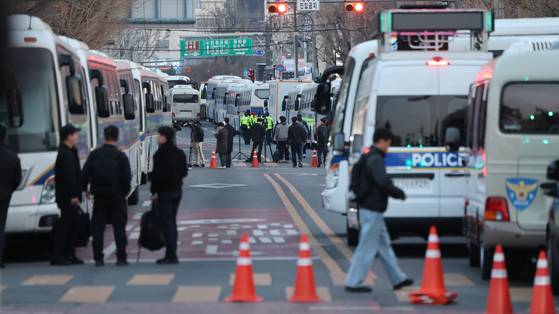 윤석열 대통령 탄핵심판 선고일이 결정된 지난 1일 오후 서울 종로구 헌법재판소 앞에 경찰 차벽이 두텁게 세워지고 있다. 뉴스1