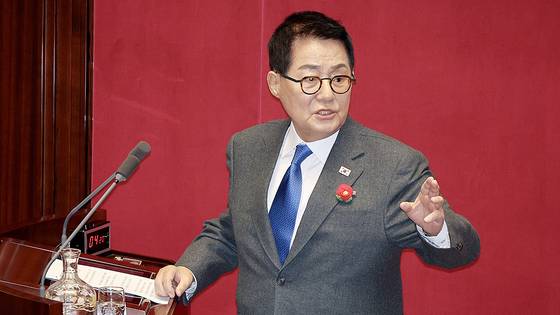 박지원 더불어민주당 의원이 지난 2월 13일 오후 서울 여의도 국회에서 열린 제422회 국회(임시회) 제5차 본회의 경제 분야 대정부 질문에서 여당 의원들의 항의에 설전을 벌이고 있다. 전민규 기자