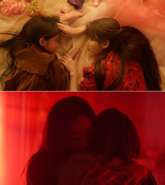 아이유 '쉬' 뮤직비디오의 장면. 아이유는 탕웨이의 엄마로 출연했다. 탕웨이가 엄마의 젊은 시절을 마주하는 내용이다. 사진 이담엔터테인먼트