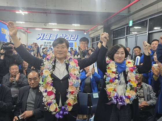 변광용 거제시장 당선인(왼쪽)이 2일 오후 경남 거제시 고현동 선거사무실에서 당선이 확정되자 꽃다발을 목에 걸고 아내인 김옥숙씨와 함께 환호하고 있다. 사진 독자